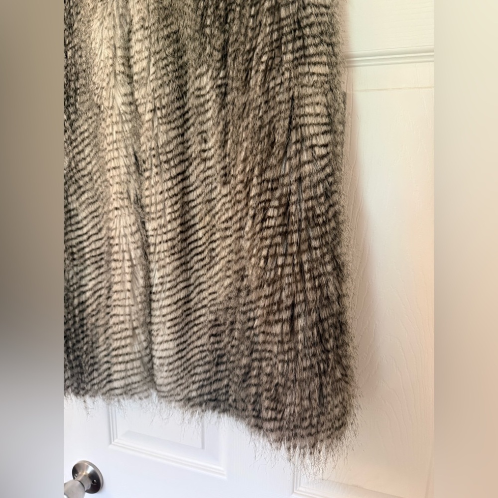 Ann Taylor Fabulous Faux Fur Vest - Picture 5 of 13